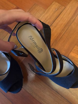 Tacones de cuña blancos y negros