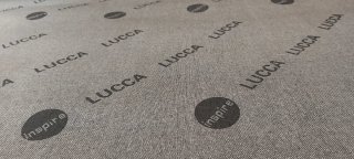 Alfombra púrpura/plateada de tela.