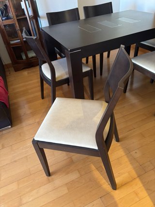 Mesa comedor madera + 6 sillas piel