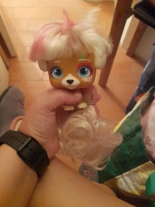 Barbie en tubo con accesorios más perrito