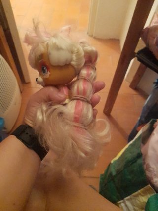 Barbie en tubo con accesorios más perrito