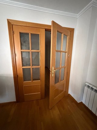 Puerta de madera interior + Marcos y Manillas