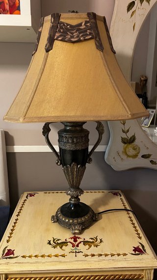 Mesa de noche con lámpara
