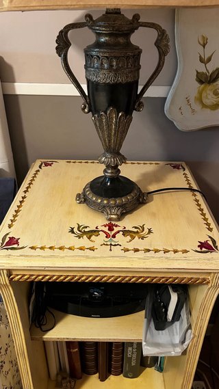 Mesa de noche con lámpara