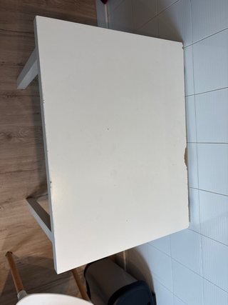 Mesa de madera blanca