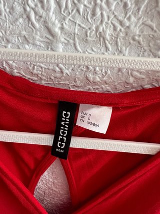 Top rojo H&M espalda descubierta con lazo