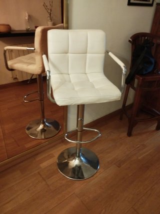 Taburete giratorio blanco y plateado