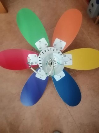 Ventilador de techo con lámpara multicolor