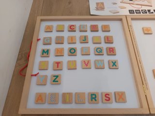 Pizarra magnética de letras y números.