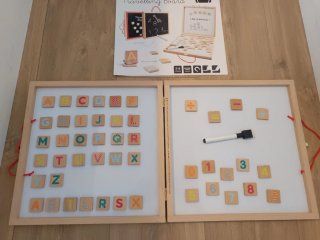 Pizarra magnética de letras y números.
