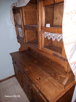 Vitrina rústica de madera y cristal