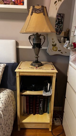 Lámpara de mesa dorada y beige