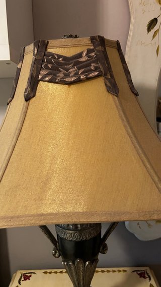 Lámpara de mesa dorada y beige