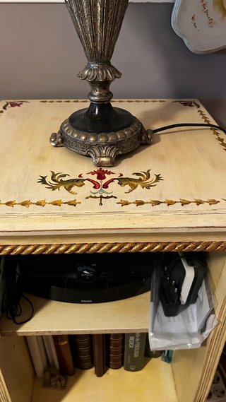 Lámpara de mesa dorada y beige