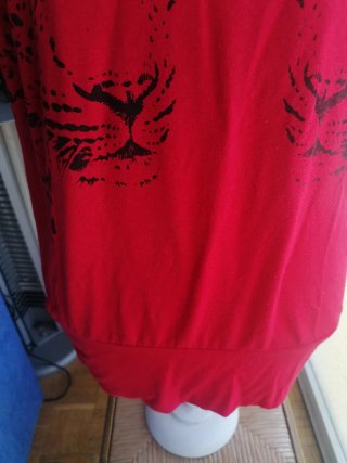 Camiseta roja con estampado