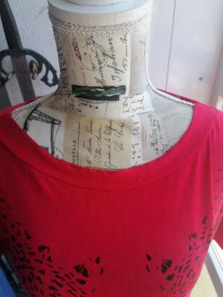 Camiseta roja con estampado