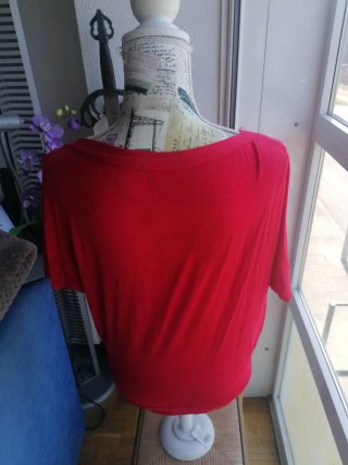Camiseta roja con estampado
