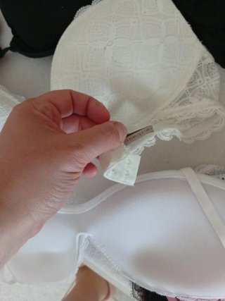 Lingerie donna: reggiseni e slip e collant