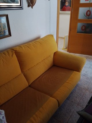 Sofá de 3 plazas de tela amarillo y marrón