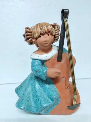 Figura cerámica niña con violonchelo