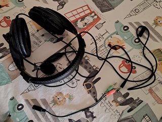Cascos negros con micrófono