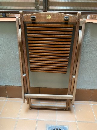 Tumbona plegable madera con cojín reposacabezas.