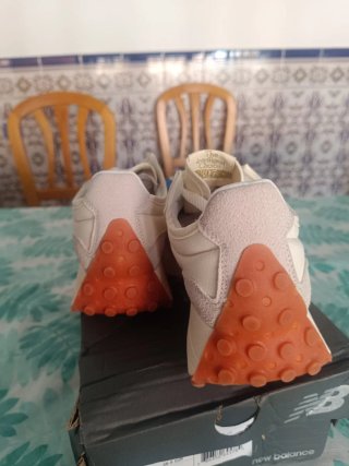 Zapatillas New Balance 327 Talla 36.5 A estrenar.