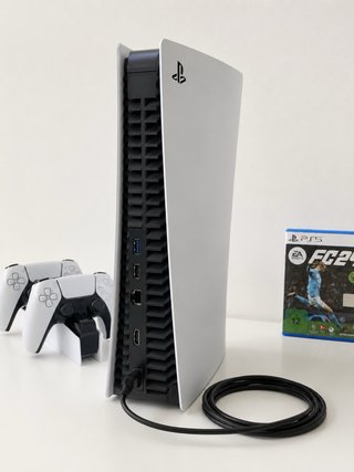 Consola PS5 con 2 mandos y FC24