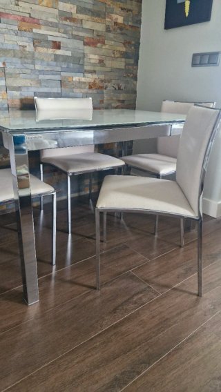 Mesa extensible y 4 sillas comedor