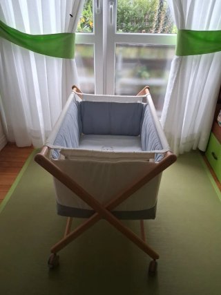 Cuna de tijera plegable