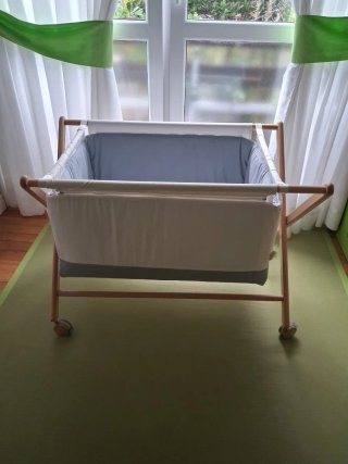 Cuna de tijera plegable