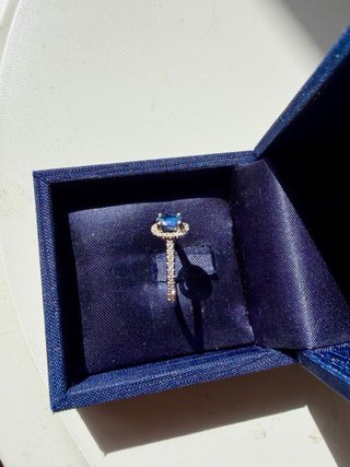 Anillo Oro 18K Zafiro Natural 0,62ct y Diamantes