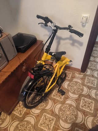 Bicicleta plegable amarilla con marchas