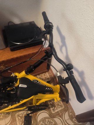 Bicicleta plegable amarilla con marchas
