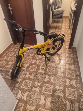 Bicicleta plegable amarilla con marchas