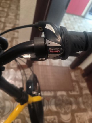 Bicicleta plegable amarilla con marchas