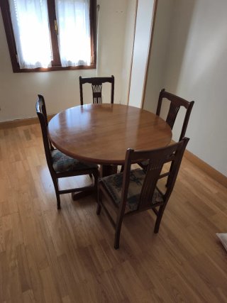 Mesa redonda con 4 sillas