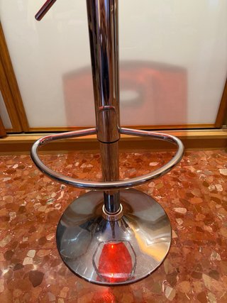 Taburete de metacrilato rojo