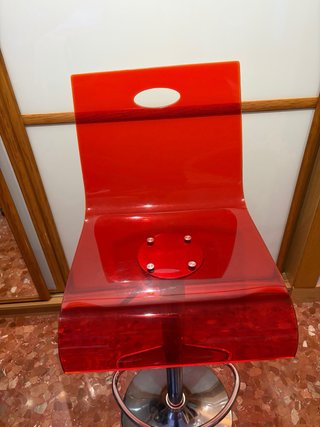 Taburete de metacrilato rojo