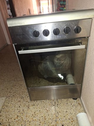 Cucina a gas naturale in buone condizioni, tutto funziona