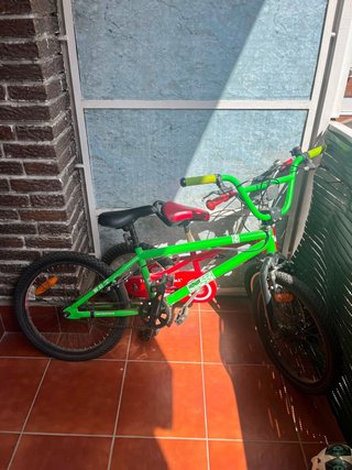 2 Bicicletas BMX Verdes y Rojas