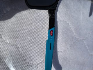 Gafas de sol negras y azules sin ningun arañazo