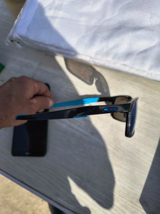 Gafas de sol negras y azules sin ningun arañazo