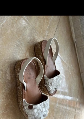 Sandalias POPA blancas y marrones