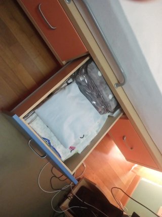 Cama compacta 90x1.90 con amplios cajones.