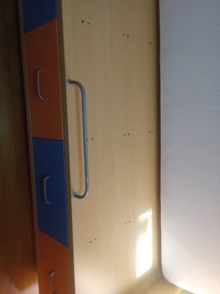 Cama compacta 90x1.90 con amplios cajones.
