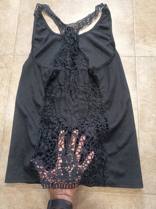 Camiseta tirantes negra con encaje