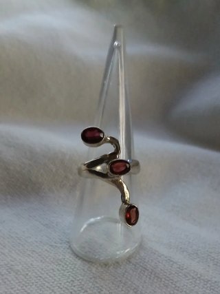 Anillo plateado con resinas marrones ajustable