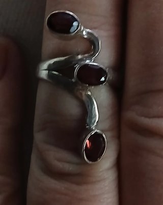 Anillo plateado con resinas marrones ajustable
