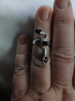 Anillo plateado con resinas marrones ajustable